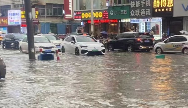 2023年10月9日强降雨引发莆田城市内涝，黄石镇东井街积水内涝严重！